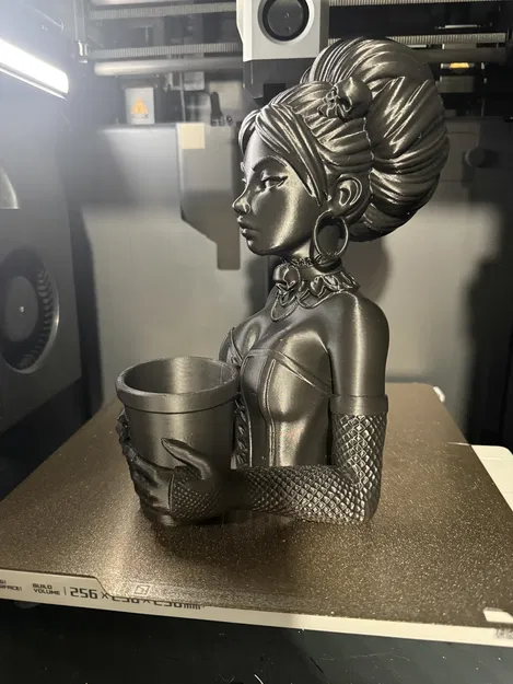 Ống cắm bút tượng nữ Gothic 3D - Phụ kiện bàn làm việc độc đáo - Image 2