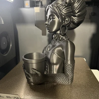 Ống cắm bút tượng nữ Gothic 3D - Phụ kiện bàn làm việc độc đáo