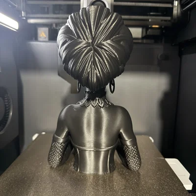 Ống cắm bút tượng nữ Gothic 3D - Phụ kiện bàn làm việc độc đáo