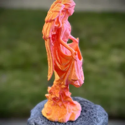 Mô hình Thiên thần mặc áo choàng (Angel in a Robe) trang trí đẹp mắt