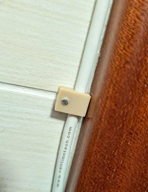 Mẫu kẹp giữ dây cáp 4mm chắc chắn bằng đinh 1.5mm - Image 1