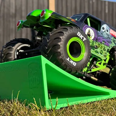 RC Ramp Monster Truck – Cầu nhảy Grave Digger (Bản Remix)