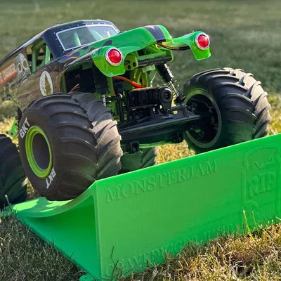 RC Ramp Monster Truck – Cầu nhảy Grave Digger (Bản Remix)