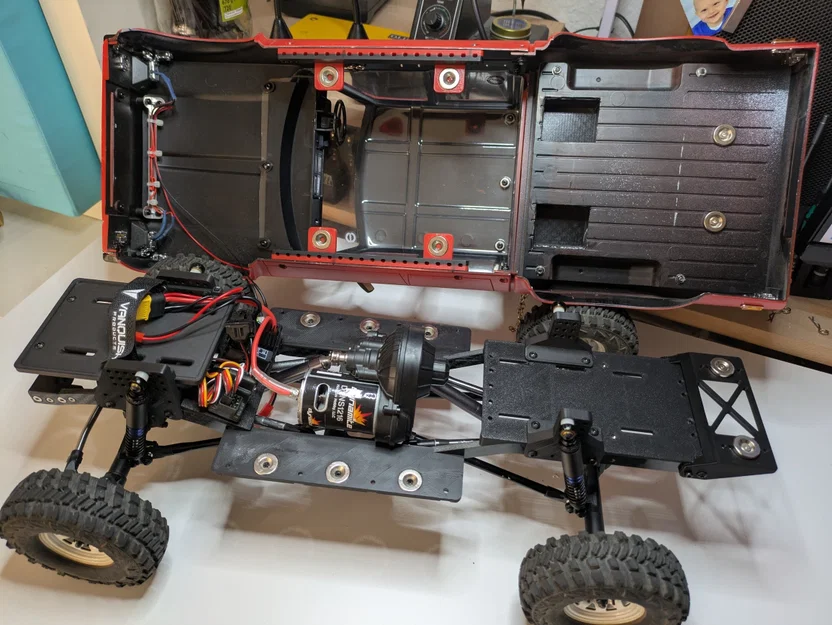 Khung gầm Scale Crawler tùy chỉnh dựa trên SCX10 Gen 1 - Image 18