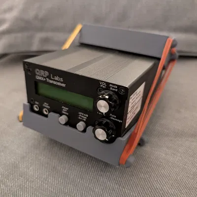 Chân đế kiêm hộp chứa đồ cho mặt trước QMX+