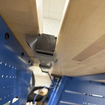 Giá treo ổ cắm điện - Phụ kiện in 3D giúp bàn làm việc gọn gàng