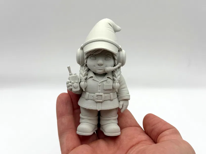 Mô hình Nữ Nhân Viên Kiểm Soát Không Lưu (ATC) Garden Gnome - Image 1