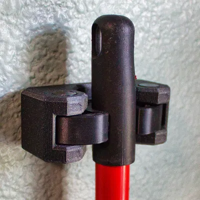 Giá treo chổi với hàm kẹp linh hoạt