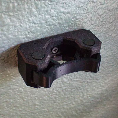 Giá treo chổi với hàm kẹp linh hoạt