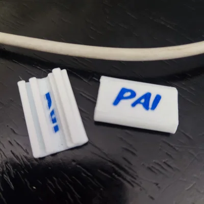 Nhãn kẹp dây sạc 3D (Charger cable tag) giúp phân loại cáp gọn gàng