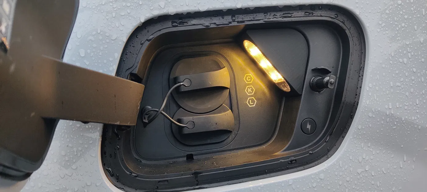 Đèn gắn cổng sạc cho Volvo EX30 - Image 1