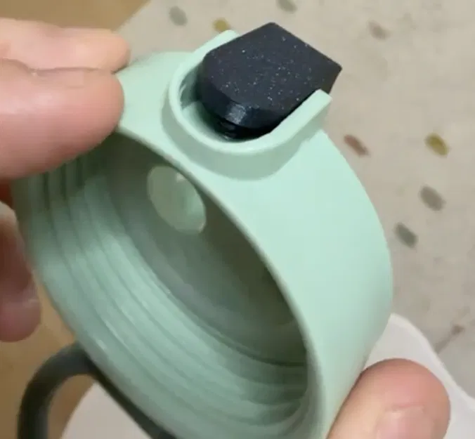 Phụ kiện mở nắp bình sữa Momcozy thiết kế tối ưu - In 3D tiện lợi - Image 1