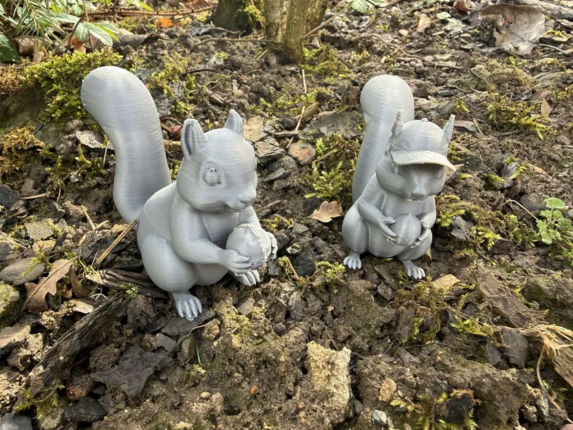 Mô hình Sóc con đội mũ ôm hạt dẻ (Squirrel with a nut and a hat) - Image 1