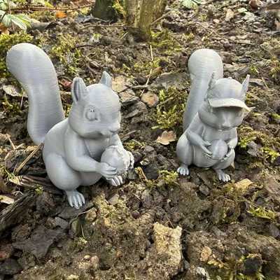 Mô hình Sóc con đội mũ ôm hạt dẻ (Squirrel with a nut and a hat)