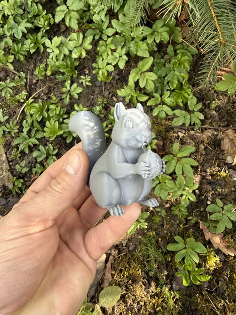 Mô hình Sóc con đội mũ ôm hạt dẻ (Squirrel with a nut and a hat) - Image 3