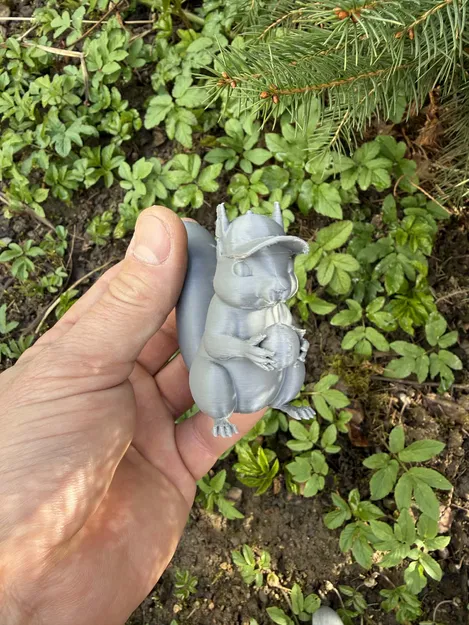 Mô hình Sóc con đội mũ ôm hạt dẻ (Squirrel with a nut and a hat) - Image 4