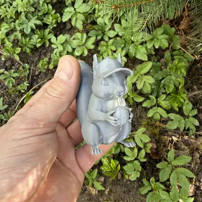 Mô hình Sóc con đội mũ ôm hạt dẻ (Squirrel with a nut and a hat)