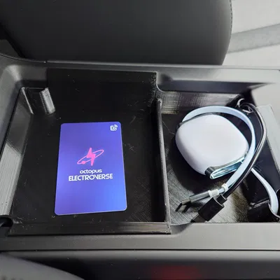 Khay để đồ bệ tỳ tay MG S5 EV (2025) tích hợp khe đi dây phía sau