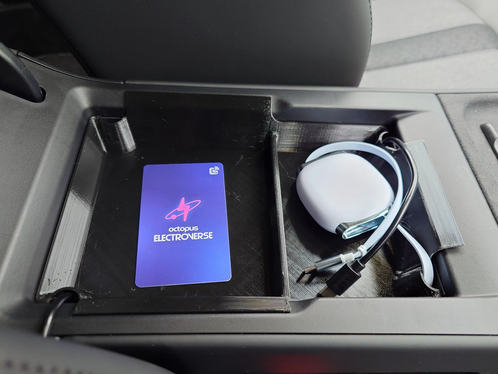Khay để đồ bệ tỳ tay MG S5 EV (2025) tích hợp khe đi dây ph… 1