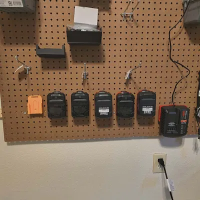 Giá treo pin Craftsman cho bảng đục lỗ (Pegboard) 3D in