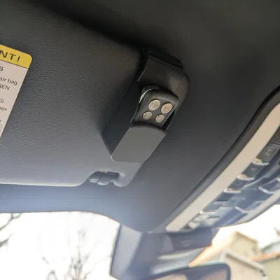 Giá đỡ remote cửa cuốn gắn tấm chắn nắng xe hơi