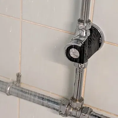 Phụ kiện in 3D giữ nút nhấn vòi sen tiện lợi cho du lịch