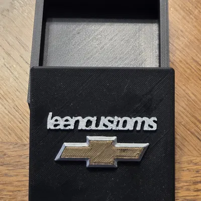 Hộp đựng huy hiệu Chevrolet Leen Customs in 3D đẹp mắt