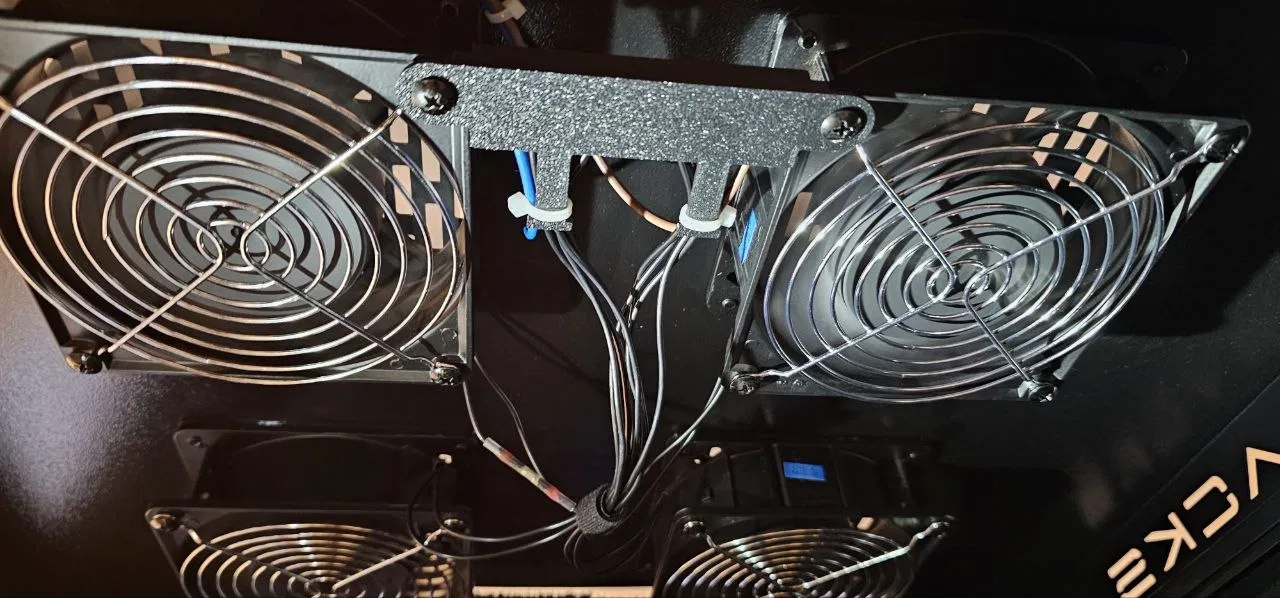 Bát gắn quạt nóc tủ rack Sysracks cho dây nguồn - Image 1