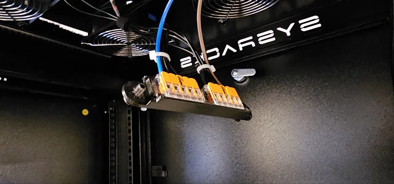 Bát gắn quạt nóc tủ rack Sysracks cho dây nguồn - Image 3