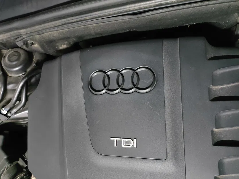 Logo Audi gắn nắp máy cho xe Audi A4 B8 - Image 4