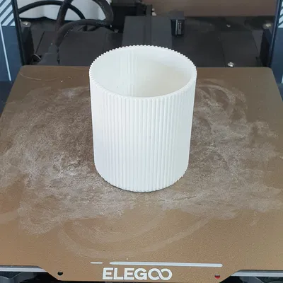 Chậu hoa, bình hoa hoặc ống cắm bút thiết kế rãnh độc đáo