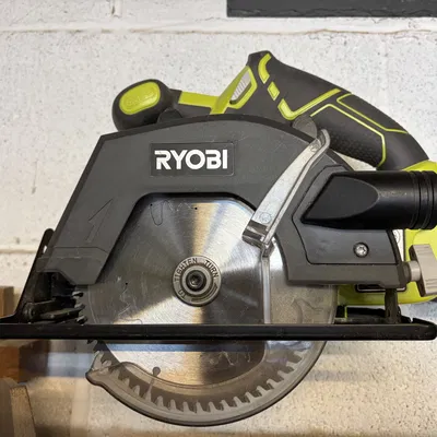 Giá treo máy cưa đĩa Ryobi R18CSP