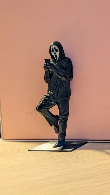 Mô hình trang trí Ghostface cầm điện thoại độc đáo cho kệ sách - Image 2