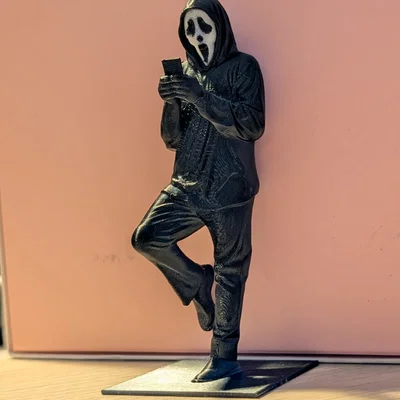 Mô hình trang trí Ghostface cầm điện thoại độc đáo cho kệ sách