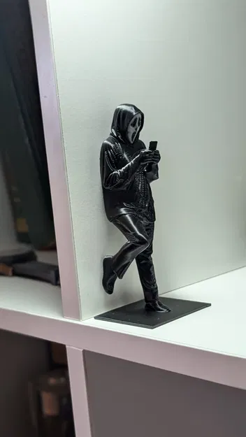 Mô hình trang trí Ghostface cầm điện thoại độc đáo cho kệ sách - Image 3
