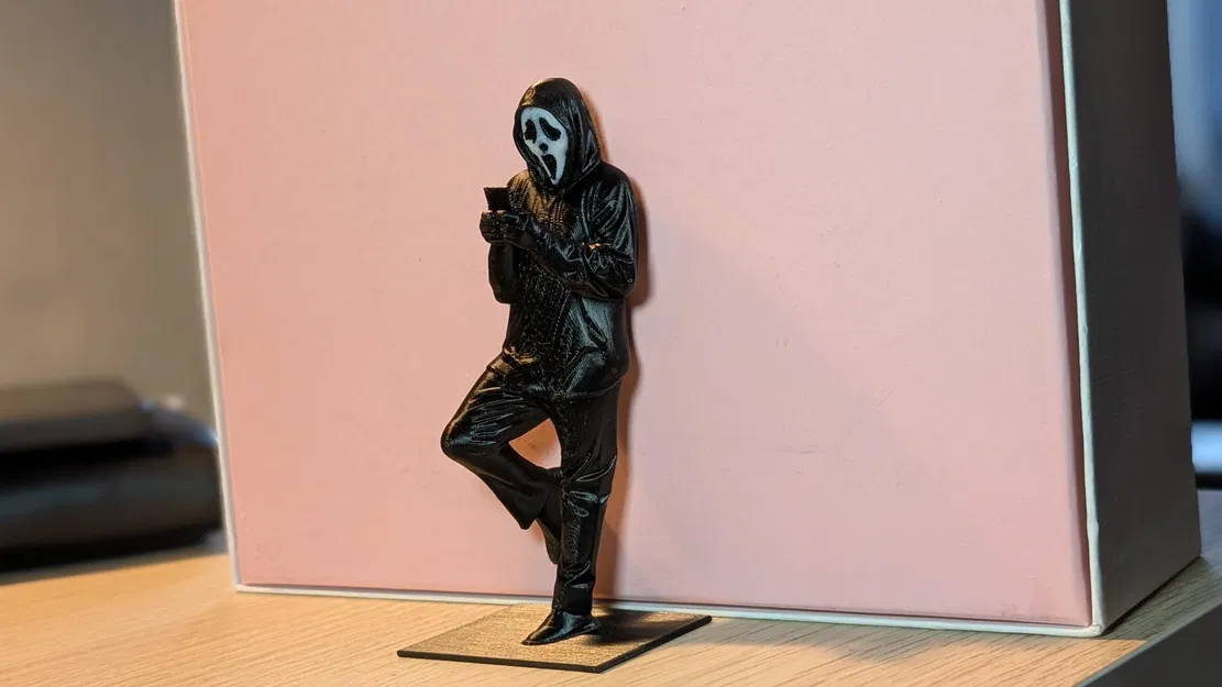 Mô hình trang trí Ghostface cầm điện thoại độc đáo cho kệ sách - Image 4