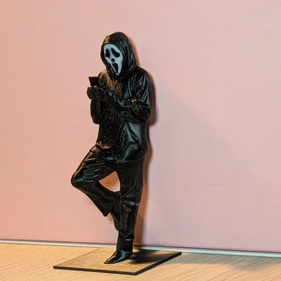 Mô hình trang trí Ghostface cầm điện thoại độc đáo cho kệ sách