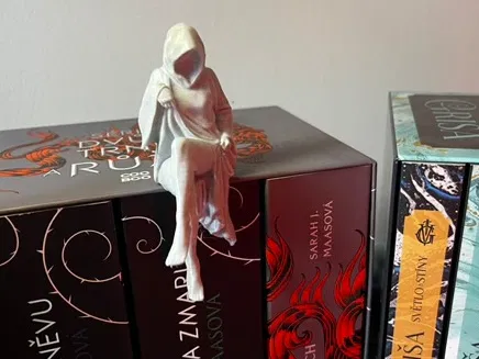 Mô hình Ma nữ bí ẩn ngồi trên kệ sách (Spectral Shelf Sitter) - Image 1