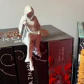 Mô hình Ma nữ bí ẩn ngồi trên kệ sách (Spectral Shelf Sitter) - Thumbnail 1