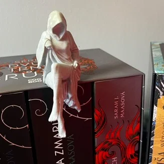 Mô hình Ma nữ bí ẩn ngồi trên kệ sách (Spectral Shelf Sitter)