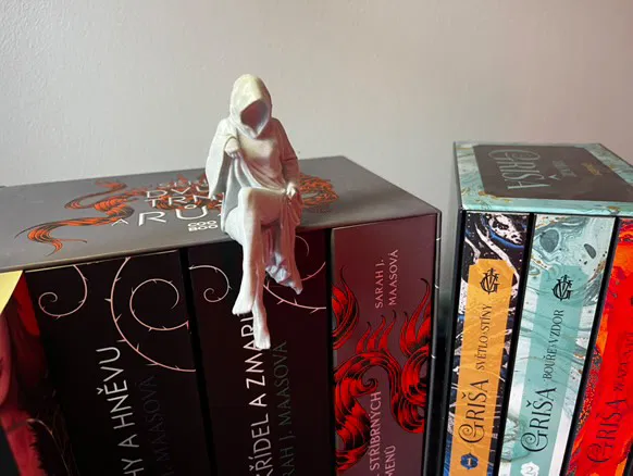 Mô hình Ma nữ bí ẩn ngồi trên kệ sách (Spectral Shelf Sitter) - Image 2