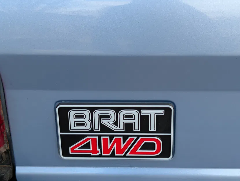 Huy hiệu "BRAT 4WD" cho xe Subaru Brat thế hệ thứ 2 - Image 1