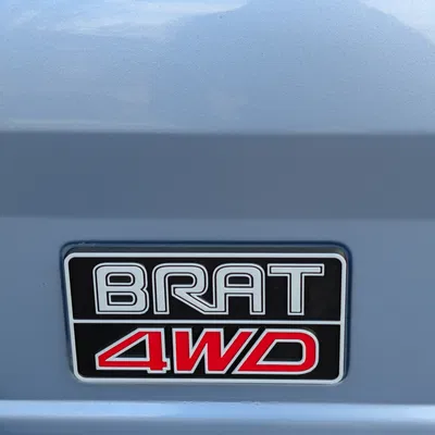 Huy hiệu "BRAT 4WD" cho xe Subaru Brat thế hệ thứ 2