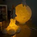 Đèn ngủ phi hành gia ngồi trên mặt trăng trang trí 3D ấn tượng - Thumbnail 1