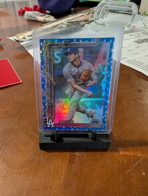 Giá Đỡ Thẻ Bài Thể Thao (Sports Cards Stand) - Image 1