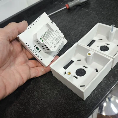 Hộp gắn nổi cho bộ điều nhiệt (thermostat)