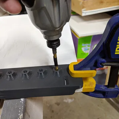 Cữ khoan (Drill Jig) dùng cho chốt đỡ kệ điều chỉnh