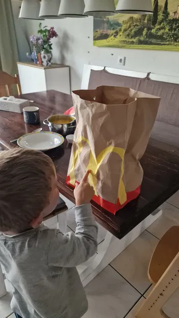 Bình hoa lấy cảm hứng từ túi giấy McDonald's - Image 1