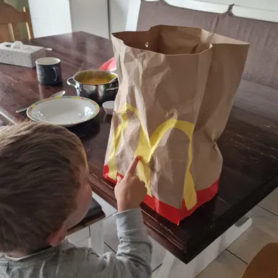 Bình hoa lấy cảm hứng từ túi giấy McDonald's