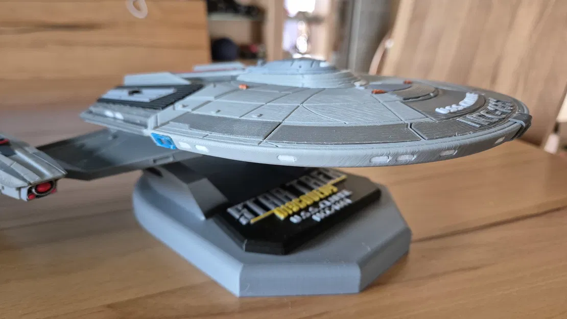 Mô hình tàu vũ trụ Star Trek U.S.S. CLARKE - Image 2